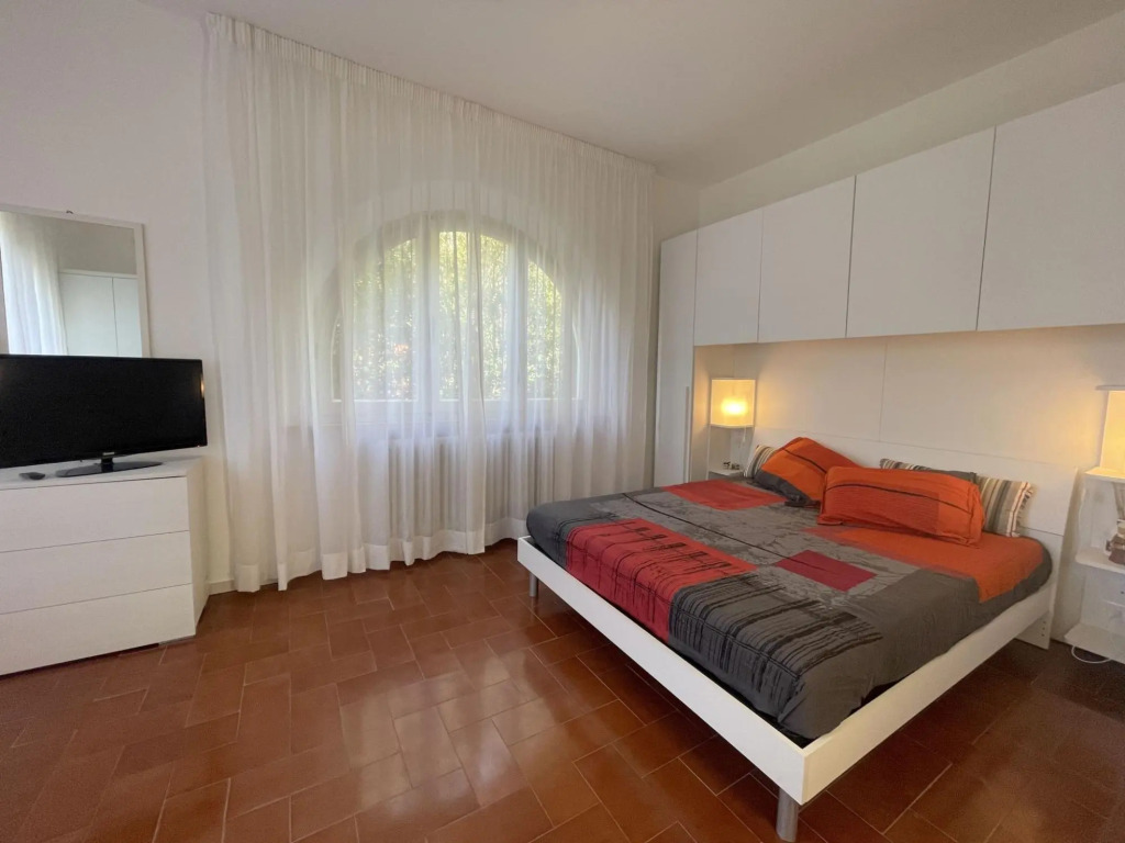 Apartment o the ground floor in villa with big garden, mt. 30 far from the sea. 3 bedrooms. Parking.-AS 11