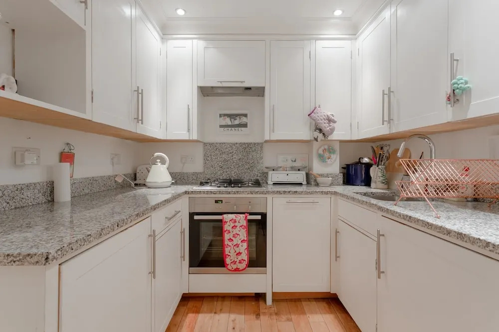 2 Bedroom Apartment With Garden in Ladbroke Grove