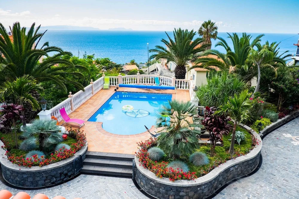 Studio in Caniço, With Shared Pool, Enclosed Garden and Wifi - 1 km From the Beach