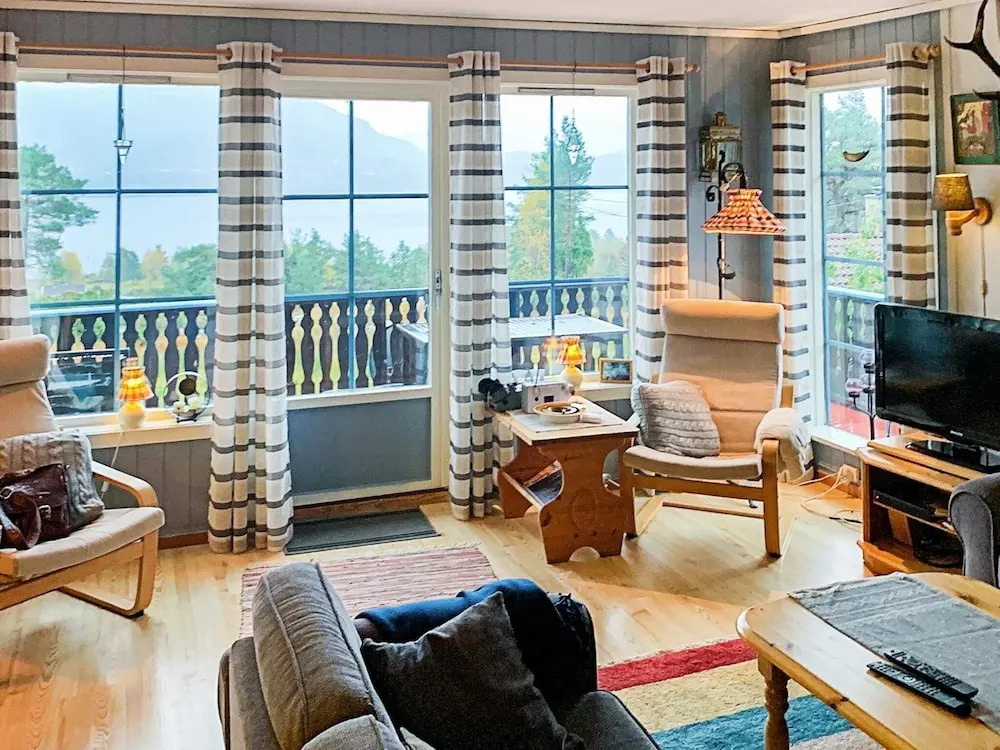 6 Person Holiday Home in Ostereidet