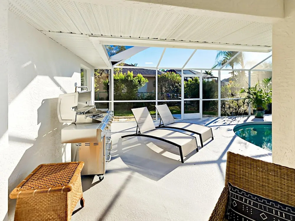 Chic Canalfront - 4 Br Home