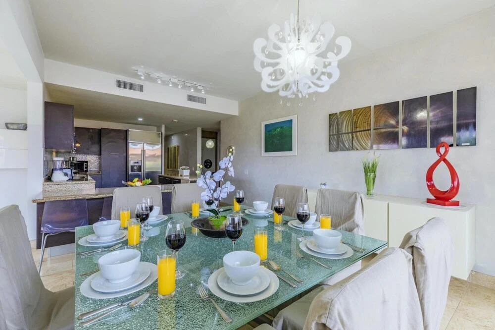 4BR 3BA w Pool Sleeps 10 200m From Eagle Beach