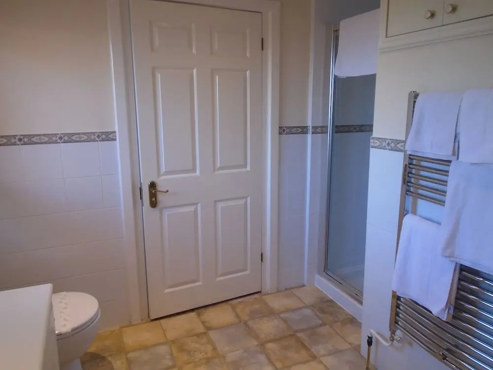 Trumbles Gatwick B&B, Peaceful Stay with Parking & Easy Airport Access