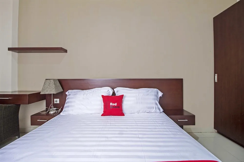 RedDoorz Plus Near Ambassador Mall