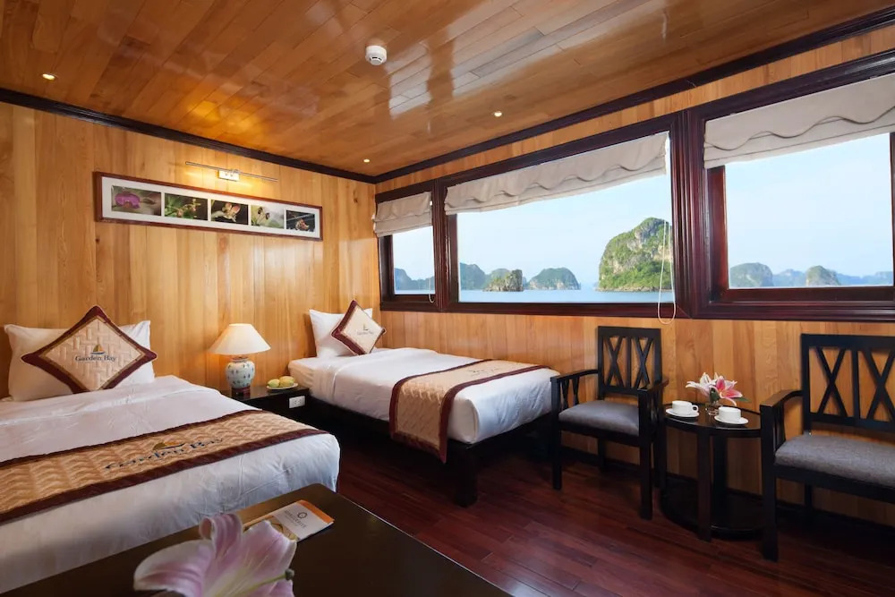 Garden Bay Luxury Cruise