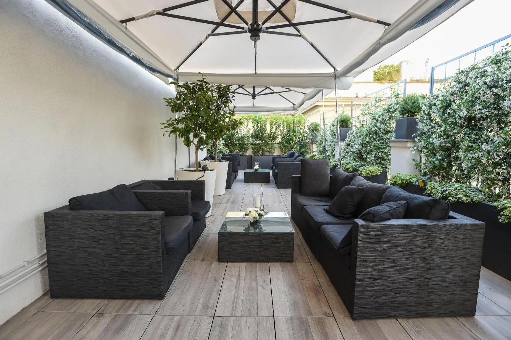Terrace Pantheon Relais