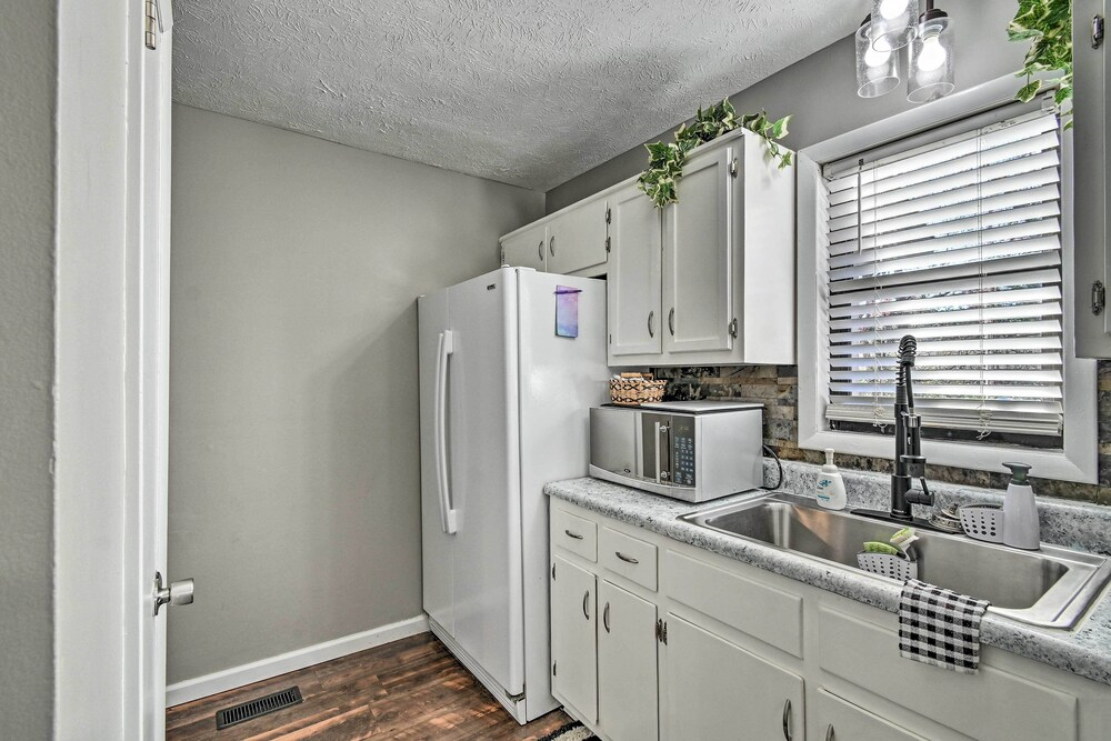 Updated Fayetville Townhome-away-from-home w/ Yard