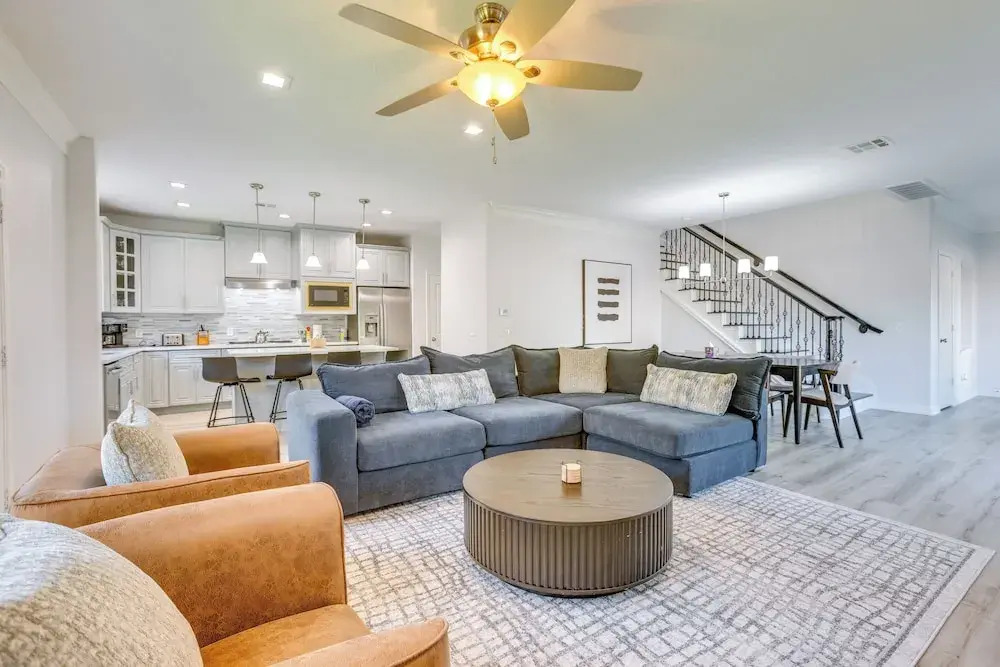 Yard & Workspaces: Luxe Duplex Unit in Houston
