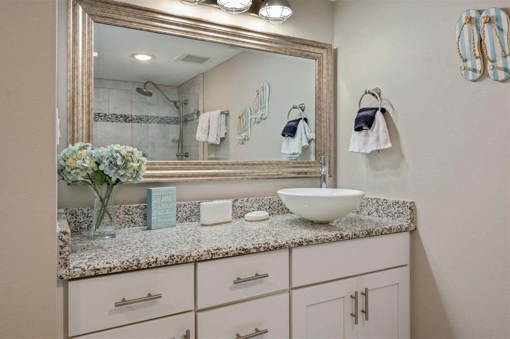Shoreline Towers 3042 2 Bedroom Condo