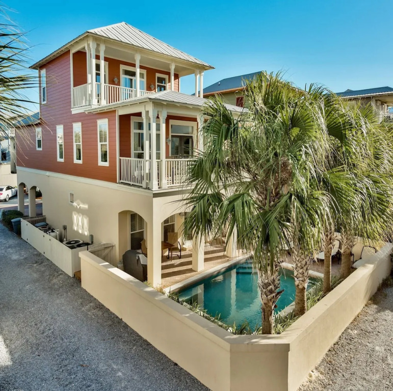 Beach House w Private Pool Near Shops Dining