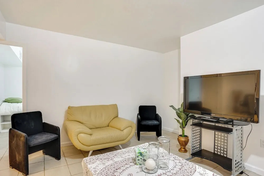 Walkable Neighborhood! Long Island Basecamp