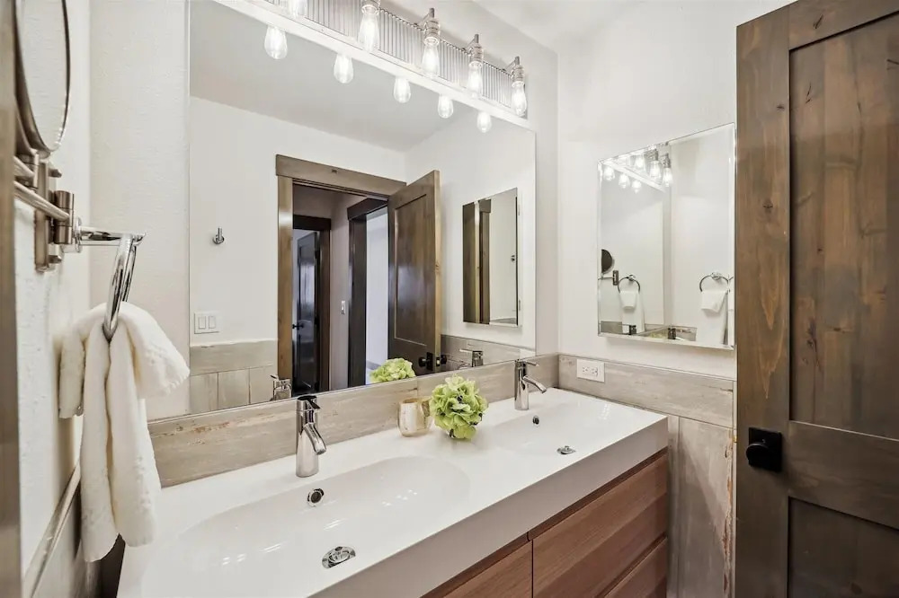 Park Place Peak 9 Condo: Ski In, Stroll To Shuttle