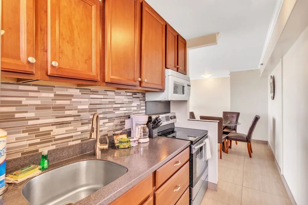37th Floor Condo with Sweeping Ocean Views & Free parking!