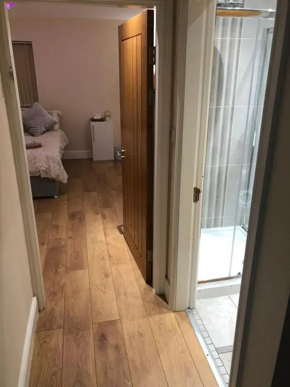 BIG ROOM rusholme WITH TV AND PRIVATE BATHROOM-parking&wifi