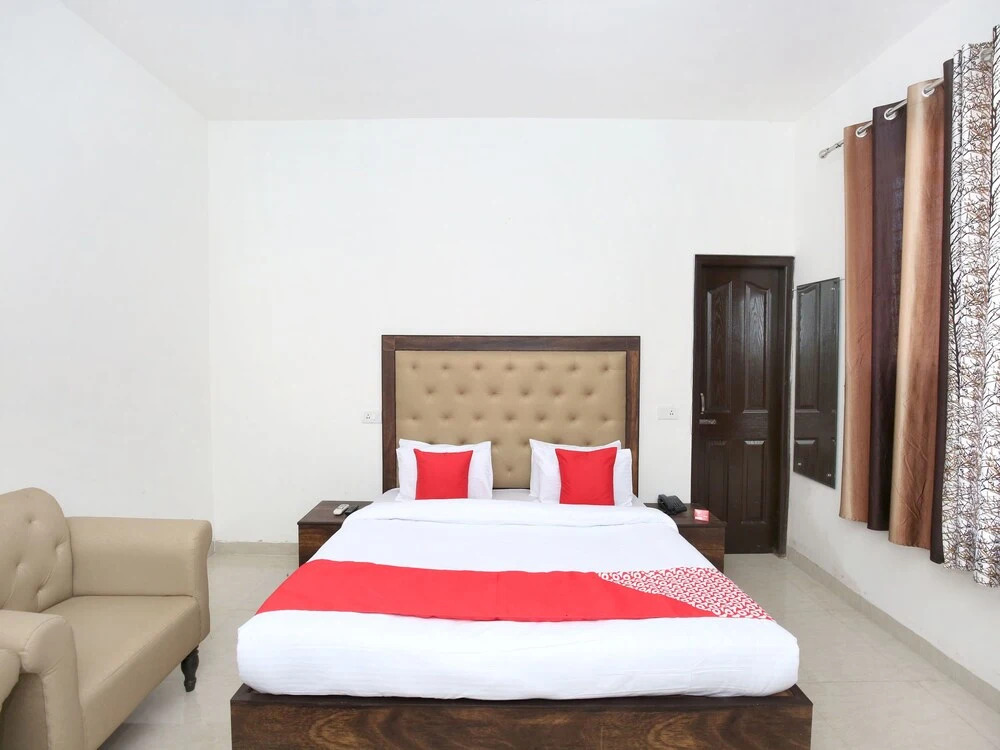 OYO 12409 Royal Cottage
