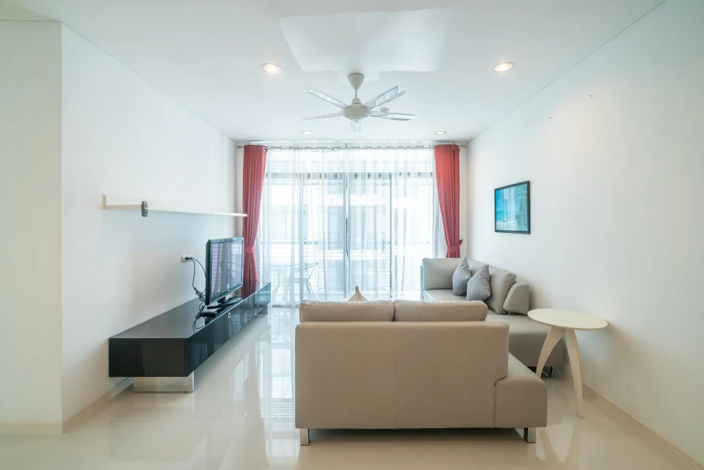 High floor 3 bdr apartment with pool and gym