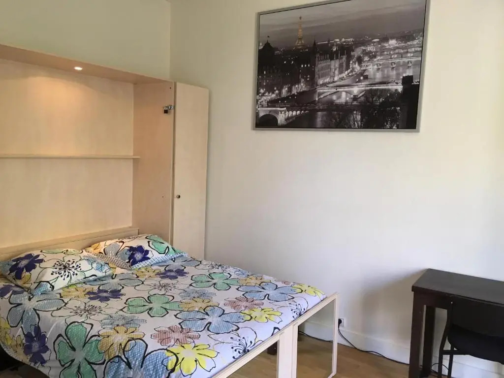 Coquet studio Porte d'Auteuil - très proche de Roland Garros - durée minimum 7 nuits - parking facile à proximité