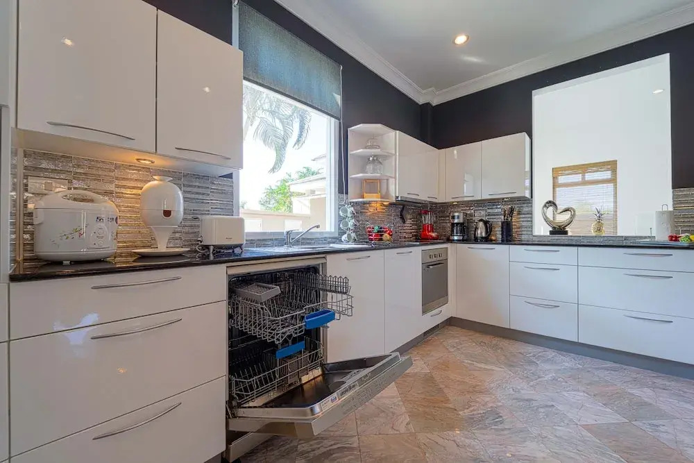 Luxurious 5-Bedroom Private Pool Villa! PV6