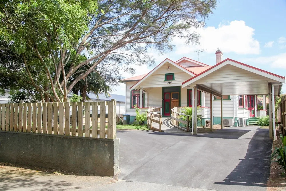 Villa on Wellington St