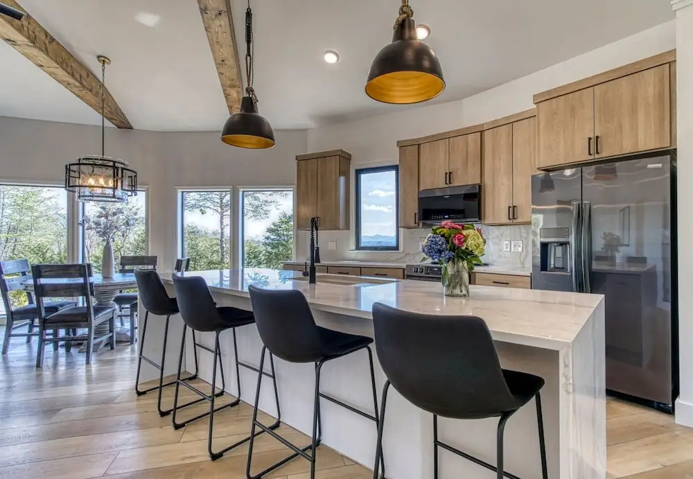 Mountain Valley Revival - Brand New Renovations, Close To Town, Panoramic Mountain Views!! 2 Bedroom Cabin by RedAwning
