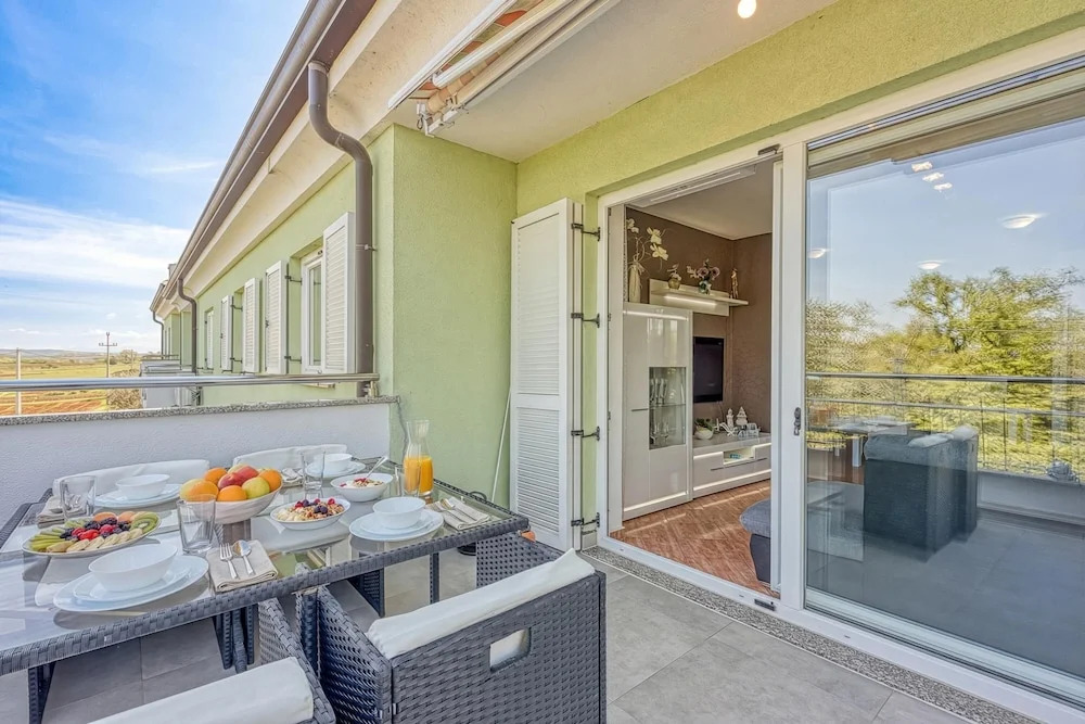 Sea Breeze Residence Mariella