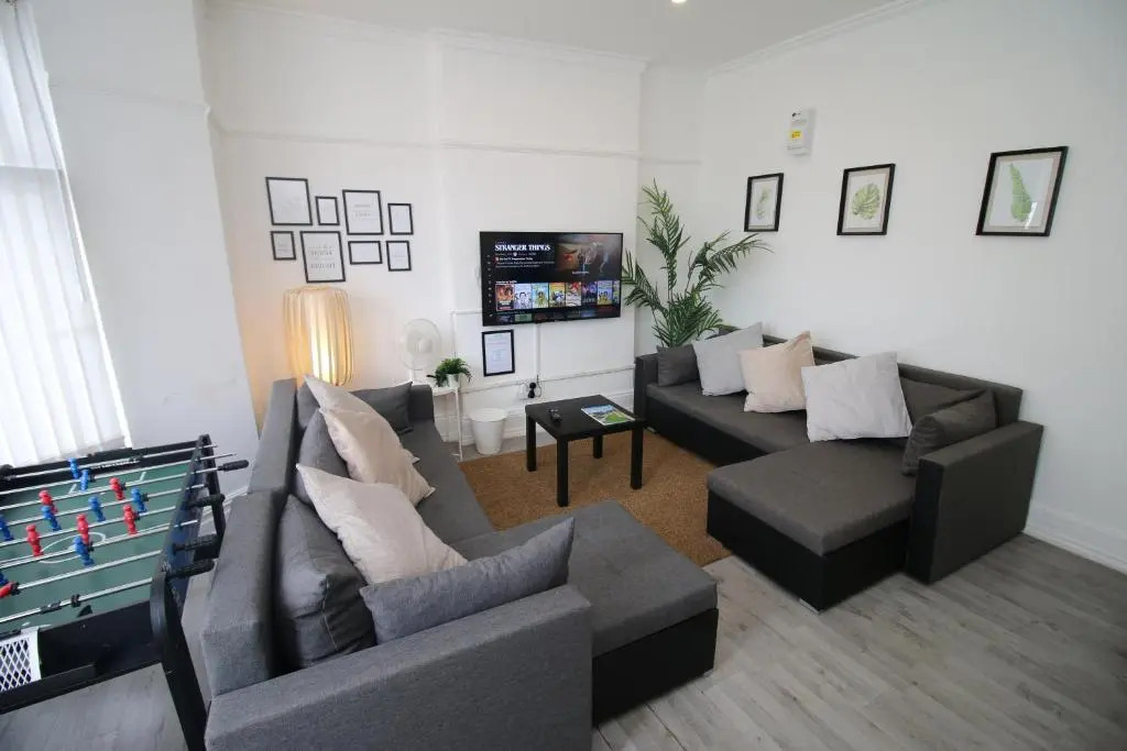 Free Local Parking - Fast WiFi - Sleeps 10 Guests by PROPERTY PROMISE