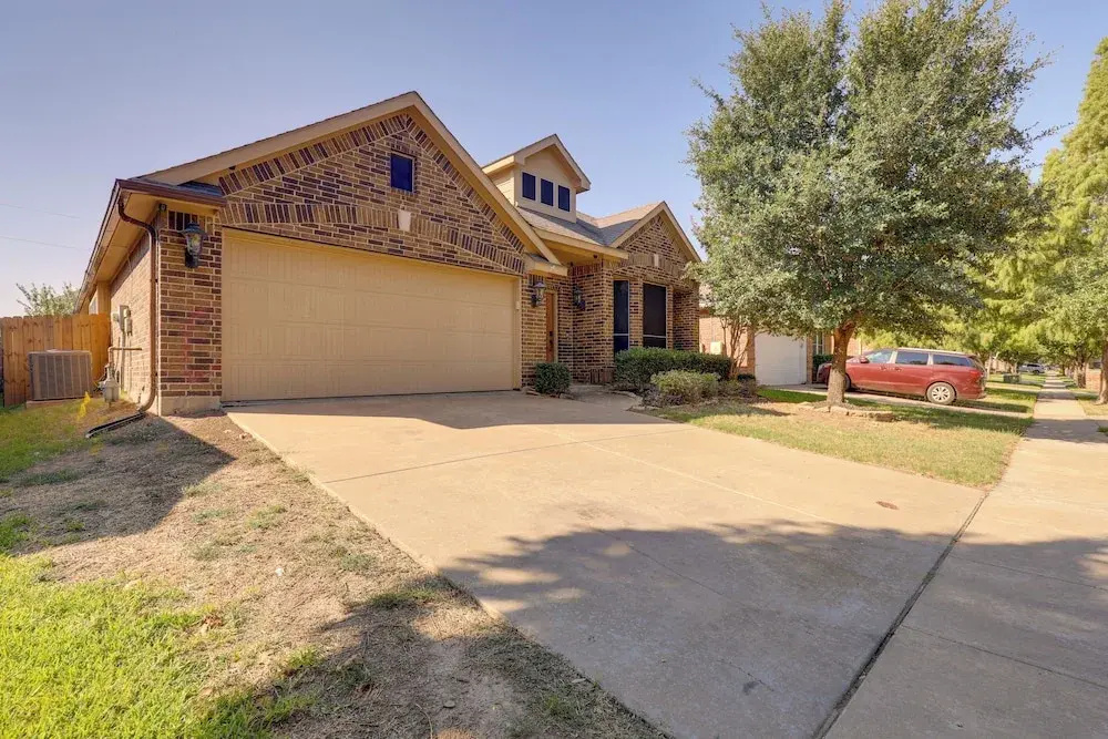 6 Mi to Dtwn Mansfield! Family Getaway w/ Patio