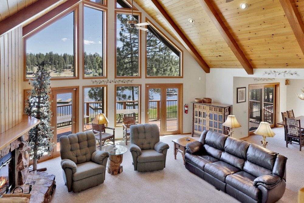 2098-cove Lakefront Chalet 4 Bedroom Home by RedAwning