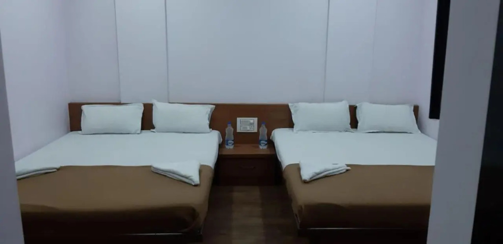 Rajhuns Deluxe Lodging