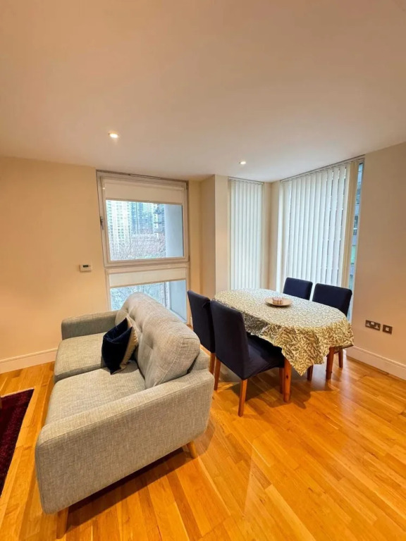 Contemporary 2BD Flat W/balcony Canary Wharf!