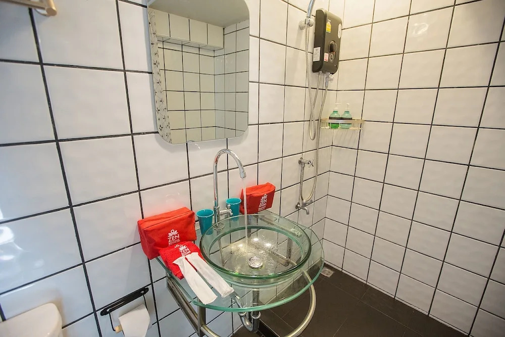 ZEN Rooms Manee Nopparat Soi 1