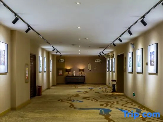 Yunshang Caohai Hotel (Bijie Zhe Mall)