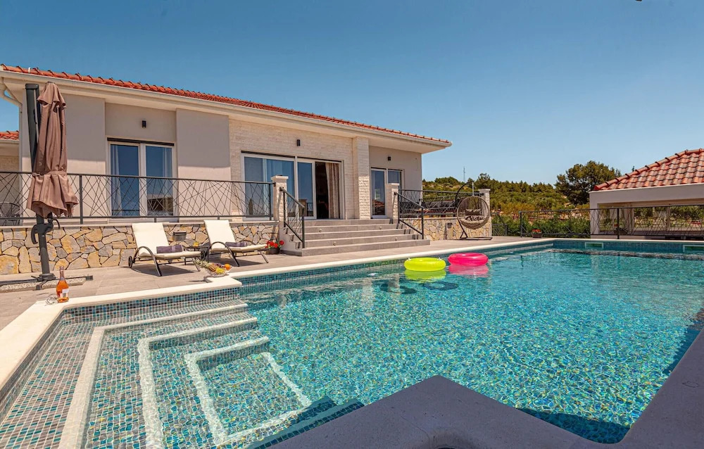 Amazing Home in Zaboric With 4 Bedrooms, Wifi and Outdoor Swimming Pool