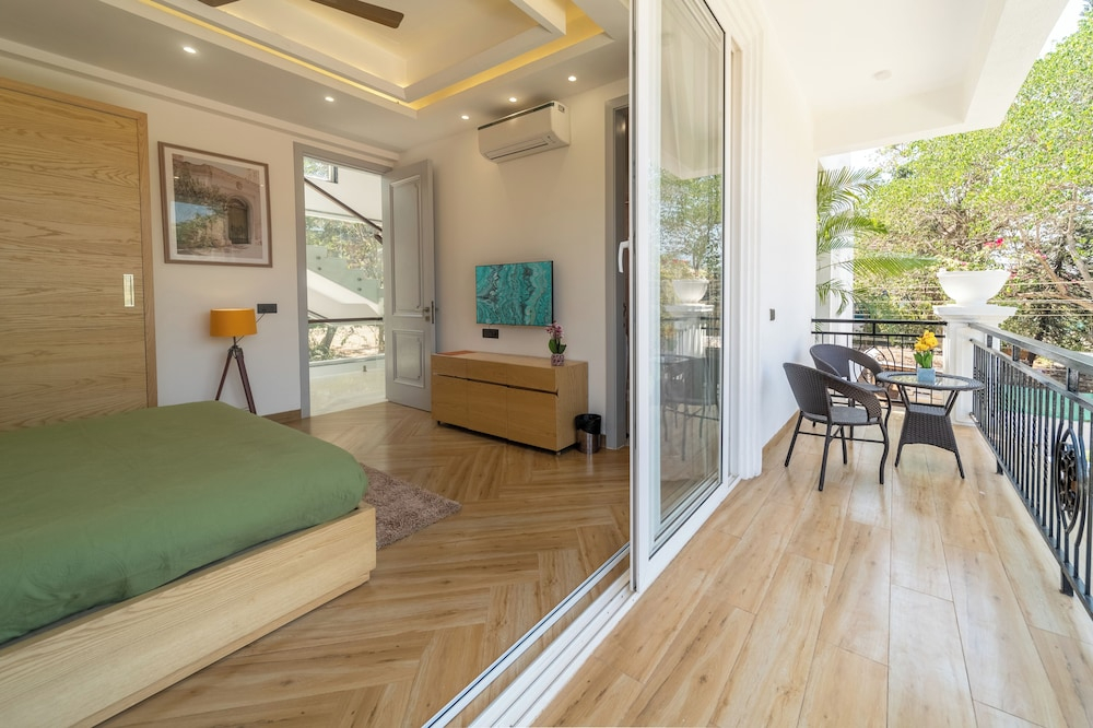 ELIVAAS Fernweh 4 BHK with Pool