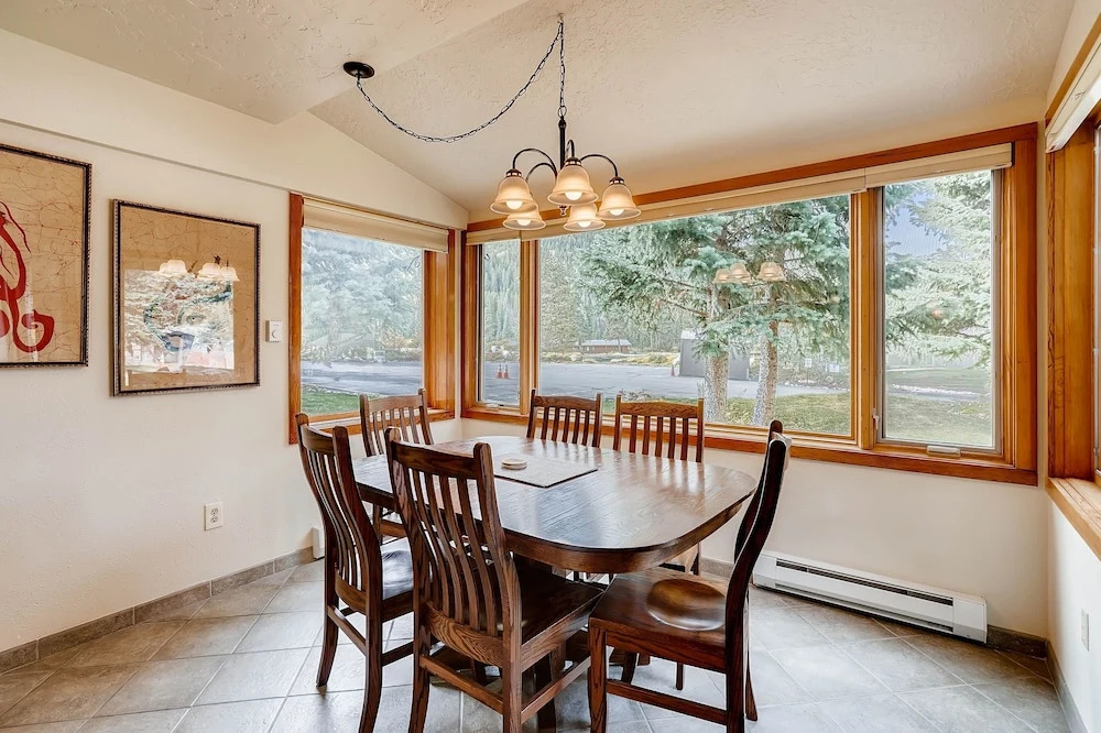 Premier 2BR 2BA in Lakeside Village- Kids Ski Free! condo