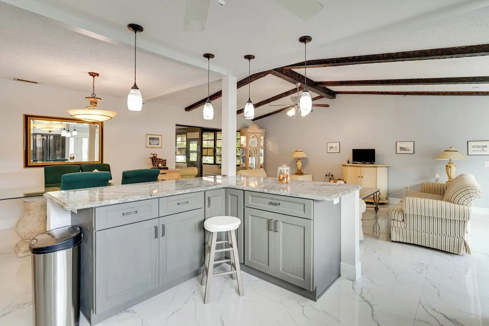 Private Beach & Pool Access! Fort Myers Getaway