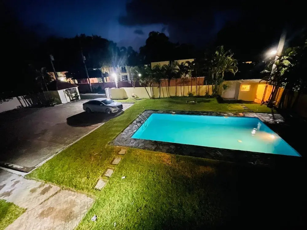 Lovely 2 Bedroom Condo With Pool And Hot Water