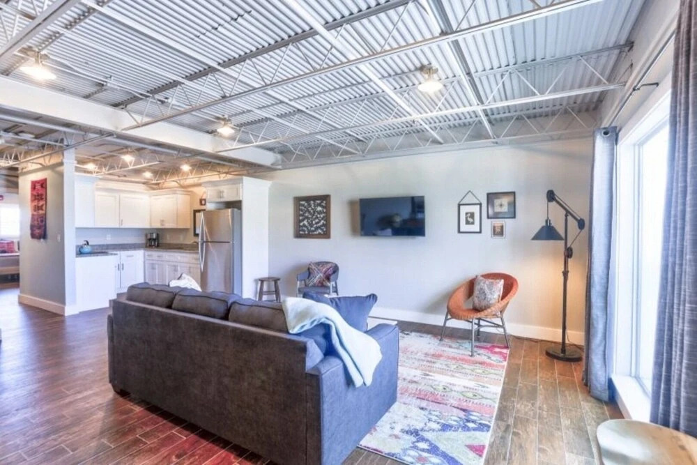 Ocean Jewel 2- Modern Loft Close to Beach and Shops