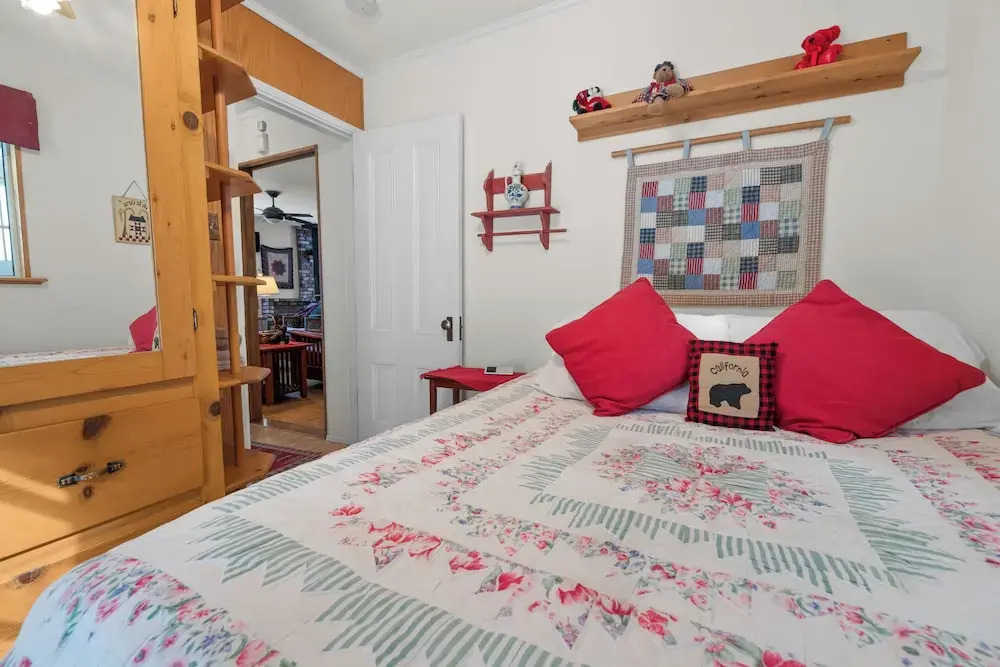 Cozy Bear Cottage - Walk to Lake & Village