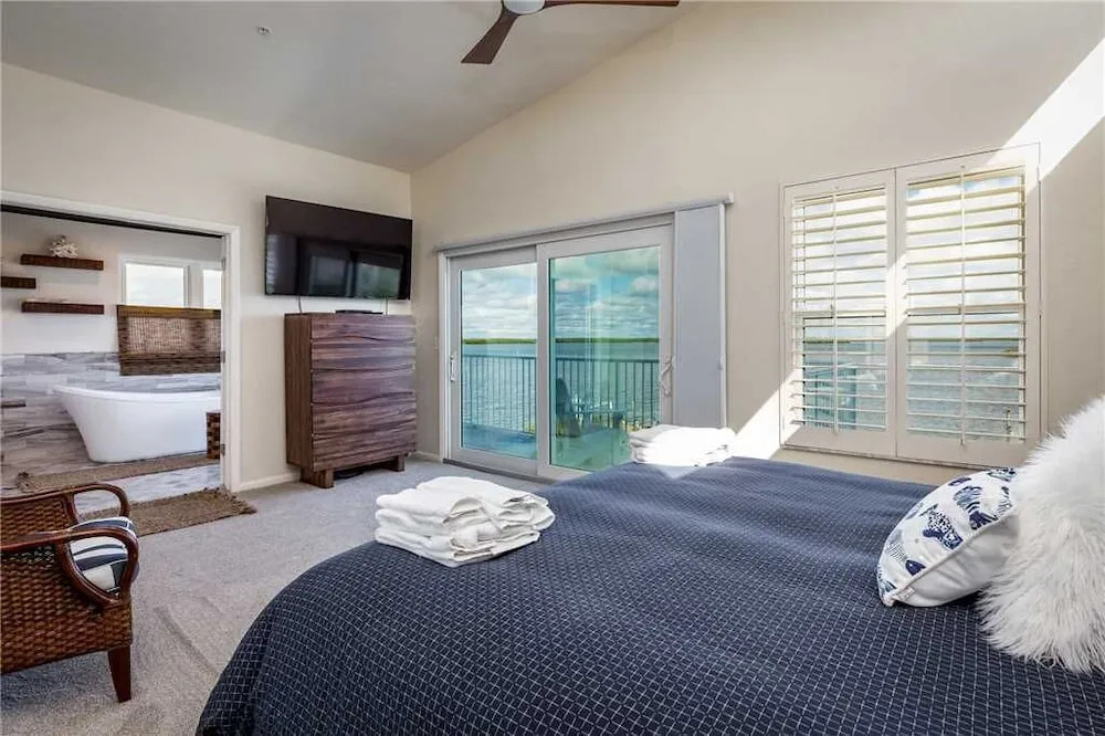 Blue Heaven, 3 Bedrooms, Bay Front, Private Pool, Pet Friendly, Sleeps 10