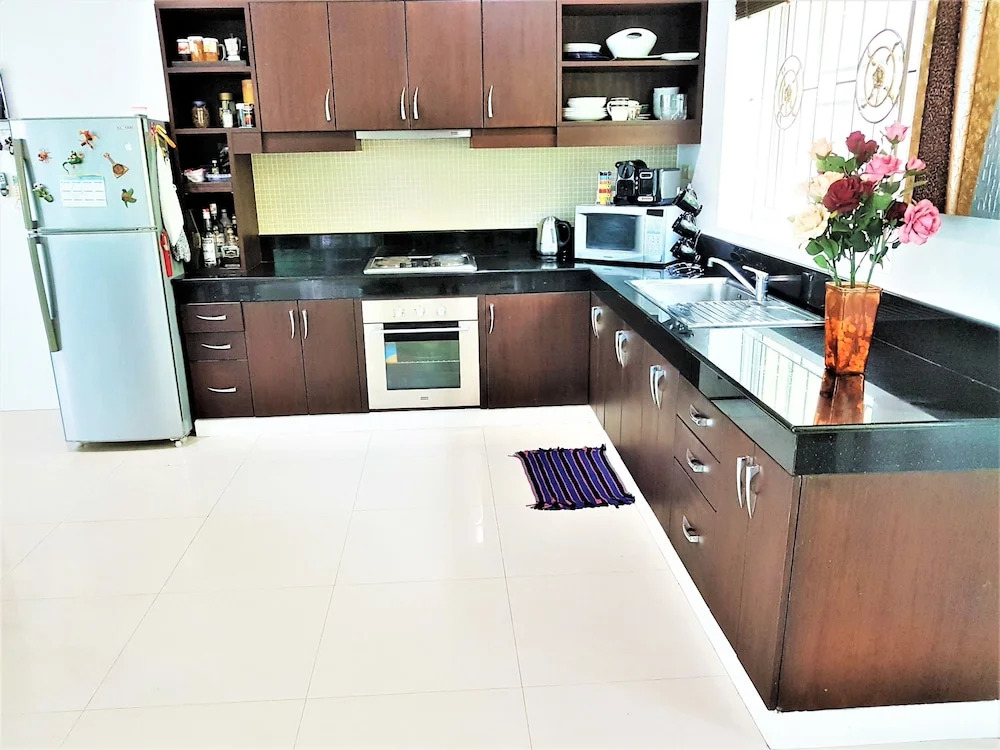 Thai Family karon Pool Villa 泰如家卡伦3卧泳池别墅