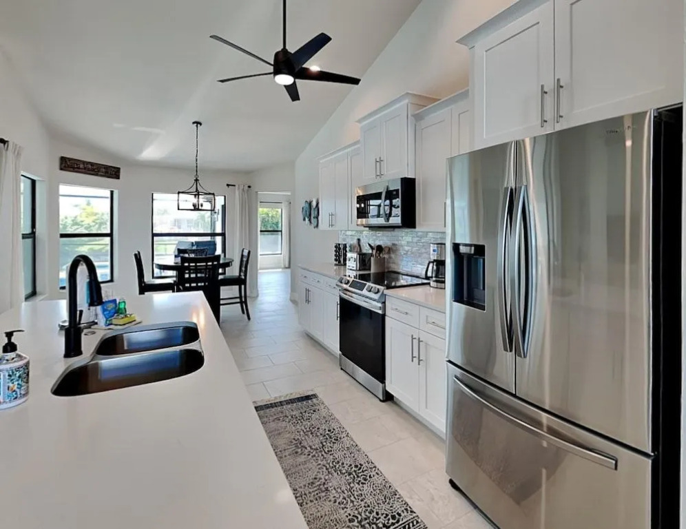 CoralVilla Calm Waters - pool & spa, cozy, on water, BBQ grill