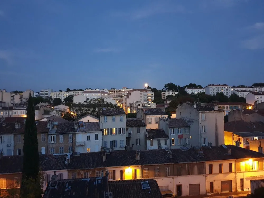 Apartment with 2 Bedrooms in Marseille, with Wonderful City View, Balcony And Wifi