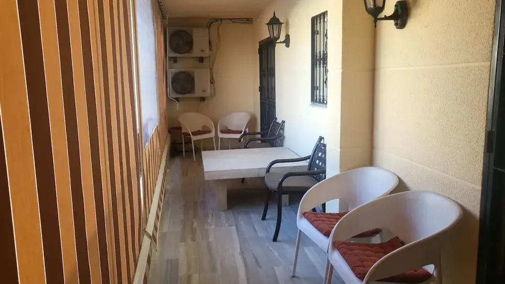 Duplex Apt, 3 Bedroom, Sleeps 6, Pool