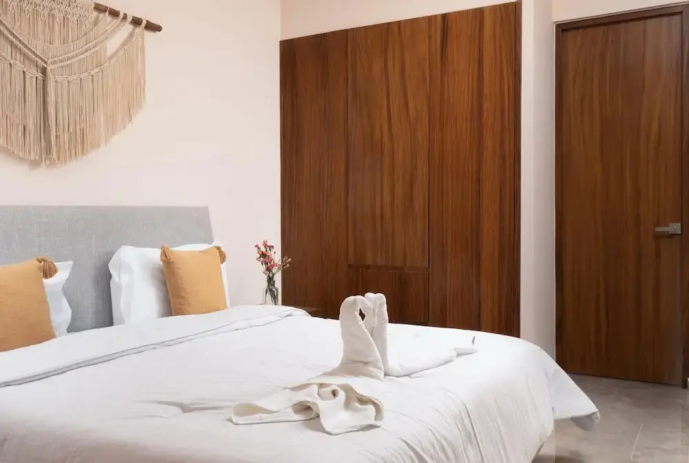 Spacious 2 Bedroom Apartment With Pool View 10 min From the Beach
