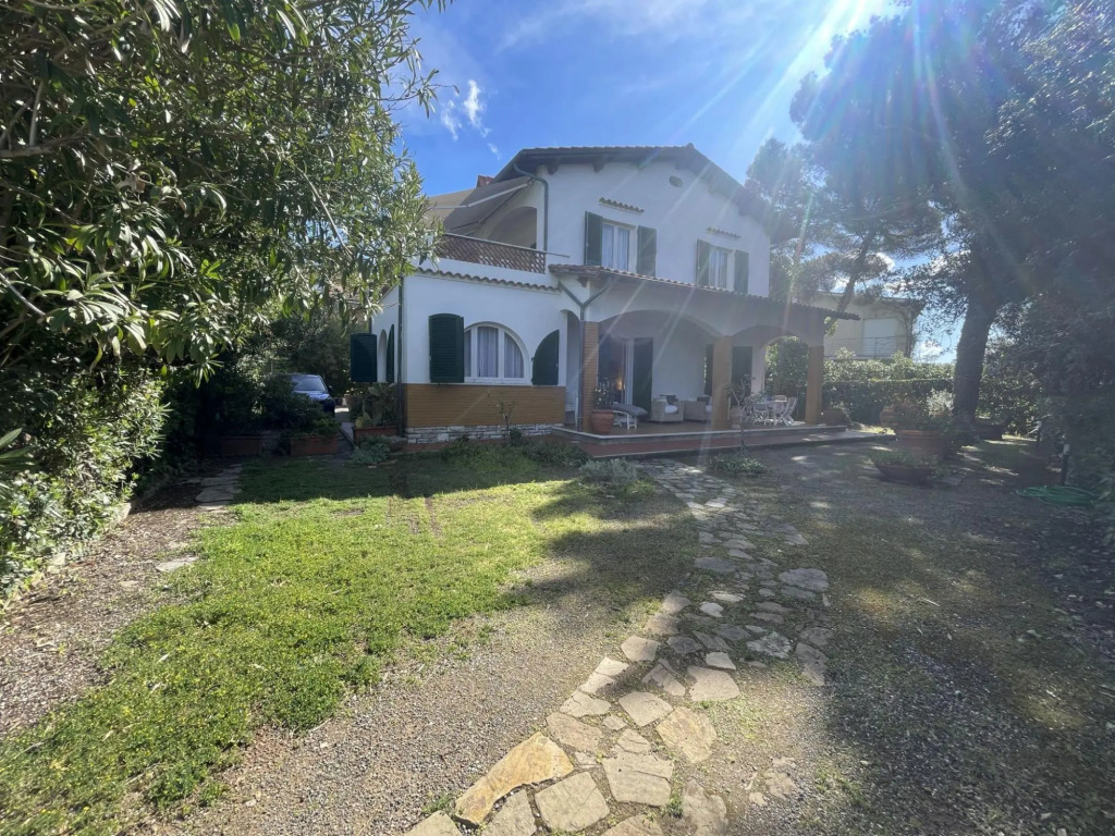 Apartment o the ground floor in villa with big garden, mt. 30 far from the sea. 3 bedrooms. Parking.-AS 11