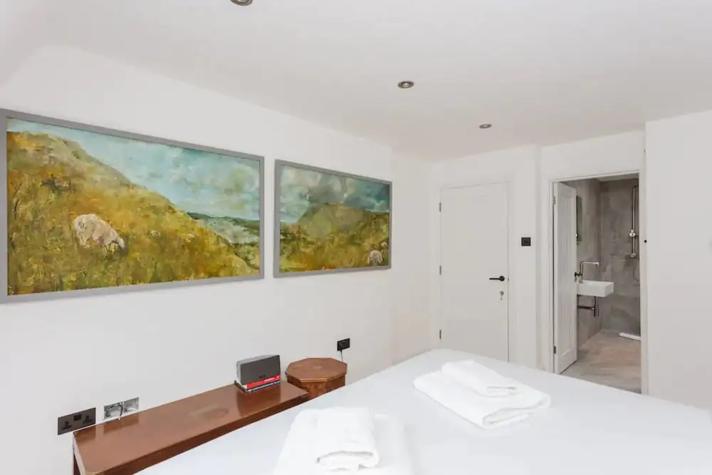 Contemporary 2 Bedroom House in Vibrant Shepherds Bush