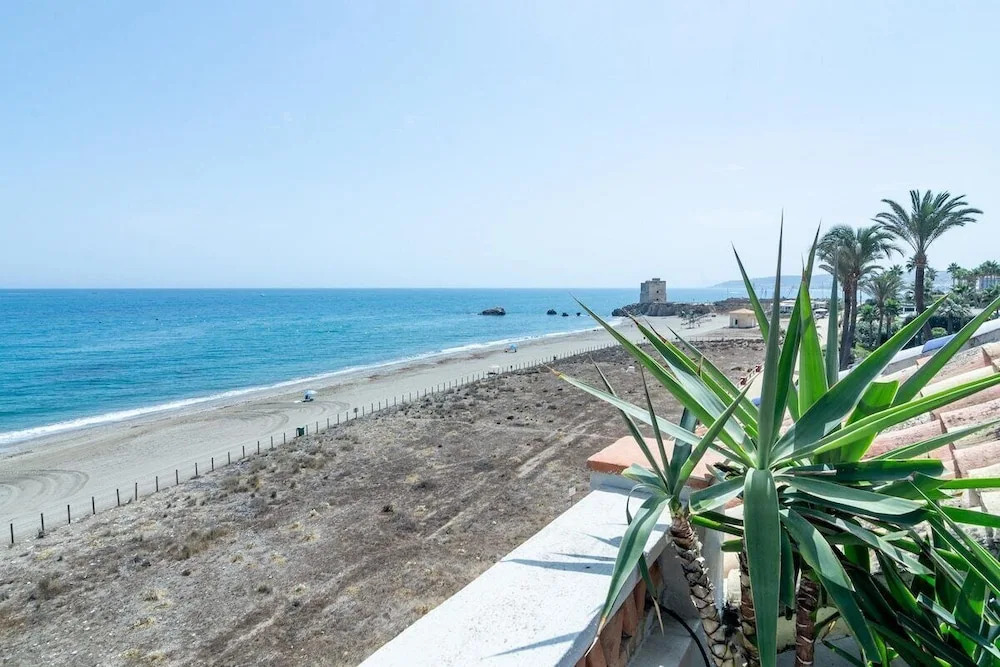Lap- 3 bed Apartment on the Beach. Families Only