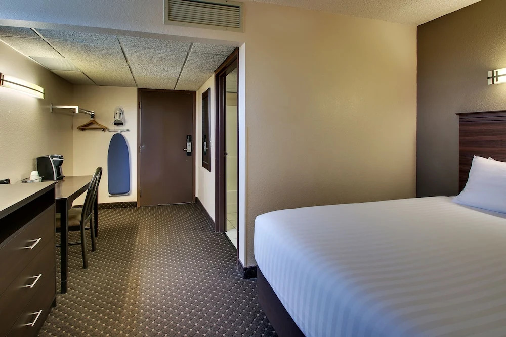 Expressway Inn