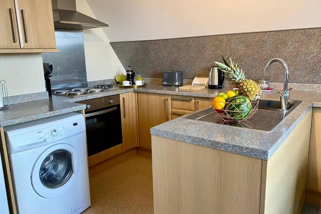 Stunning Apartment - 5 Minute Walk to the Best Beach! - Great Location - Parking - Netflix - Fast WiFi - Smart TV - Newly decorated - Close to Bournemouth & Poole Town Centre & Sandbanks